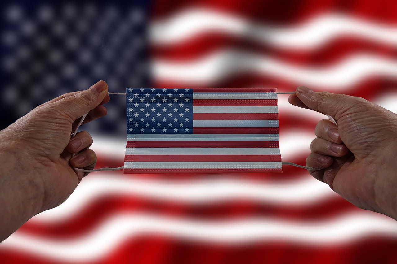 Μάσκα με τη σημαία των ΗΠΑ © Pixabay