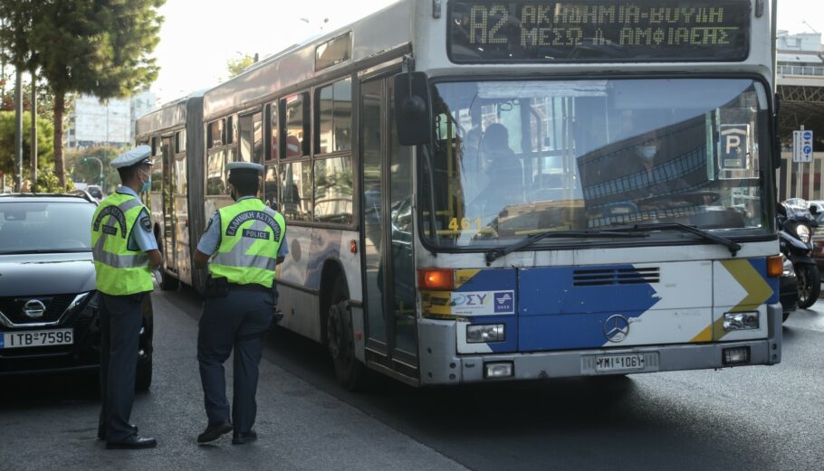 Έλεγχοι της αστυνομίας σε λεωφορεία για την τήρηση των μέτρων κατά της εξάπλωσης του νέου κορονοϊού © SOOC