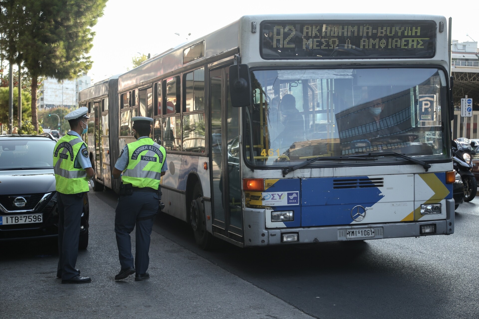 Έλεγχοι της αστυνομίας σε λεωφορεία για την τήρηση των μέτρων κατά της εξάπλωσης του νέου κορονοϊού © SOOC