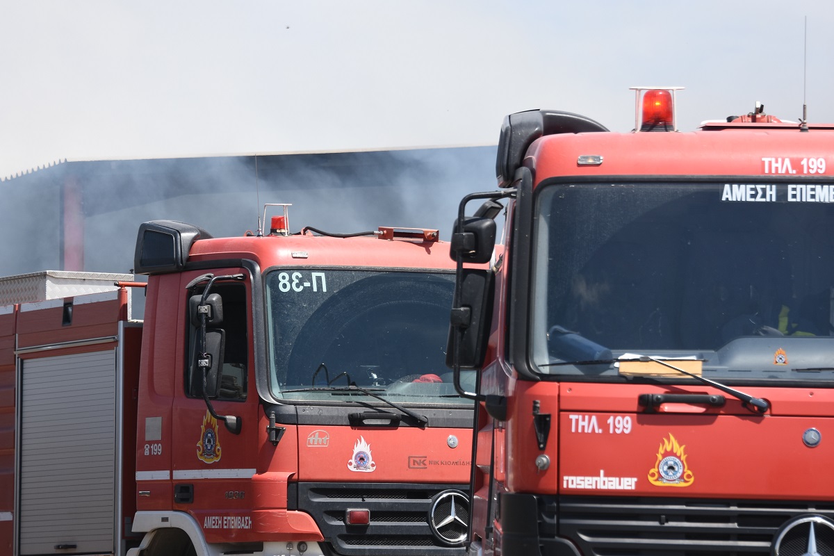 Πυρκαγιά ξέσπασε σε υπαίθριο χώρο στην Μάνδρα