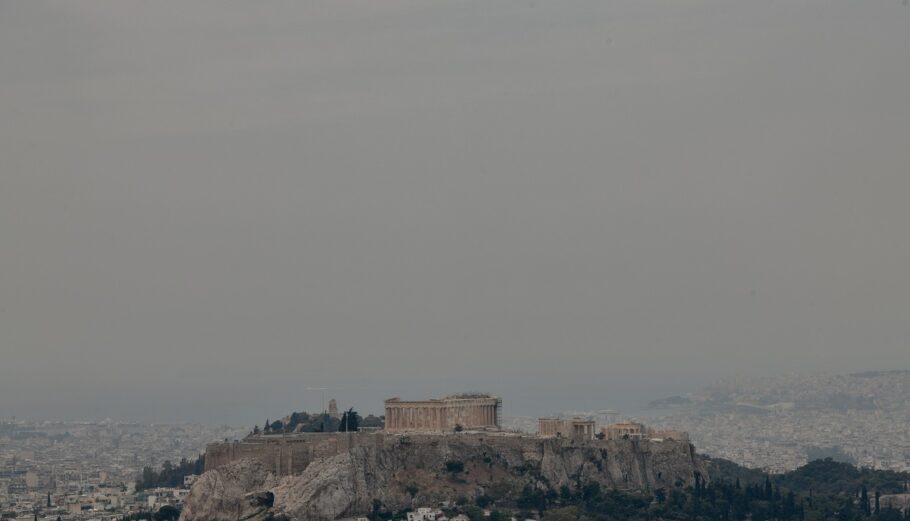 Πυκνός καπνός έχει καλύψει το Λεκανοπέδιο της Αττικής © EUROKINISSI