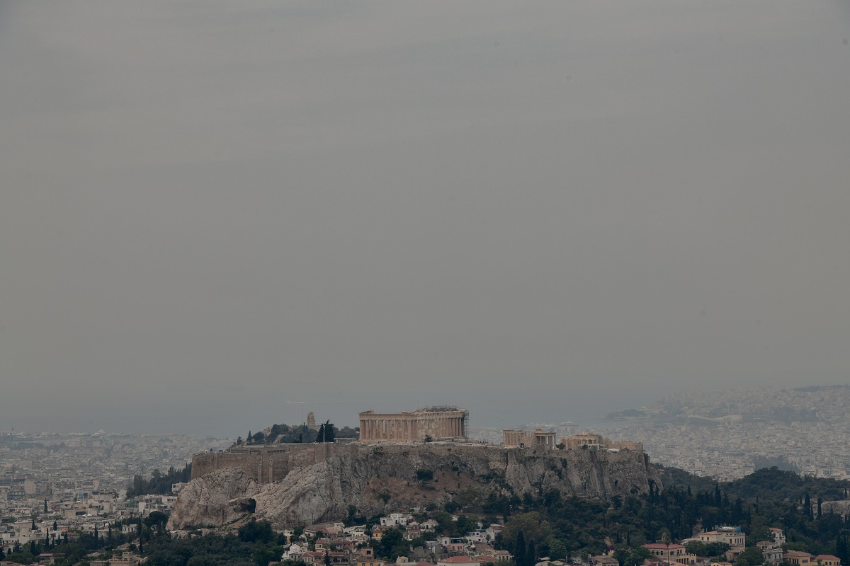 Πυκνός καπνός έχει καλύψει το Λεκανοπέδιο της Αττικής © EUROKINISSI