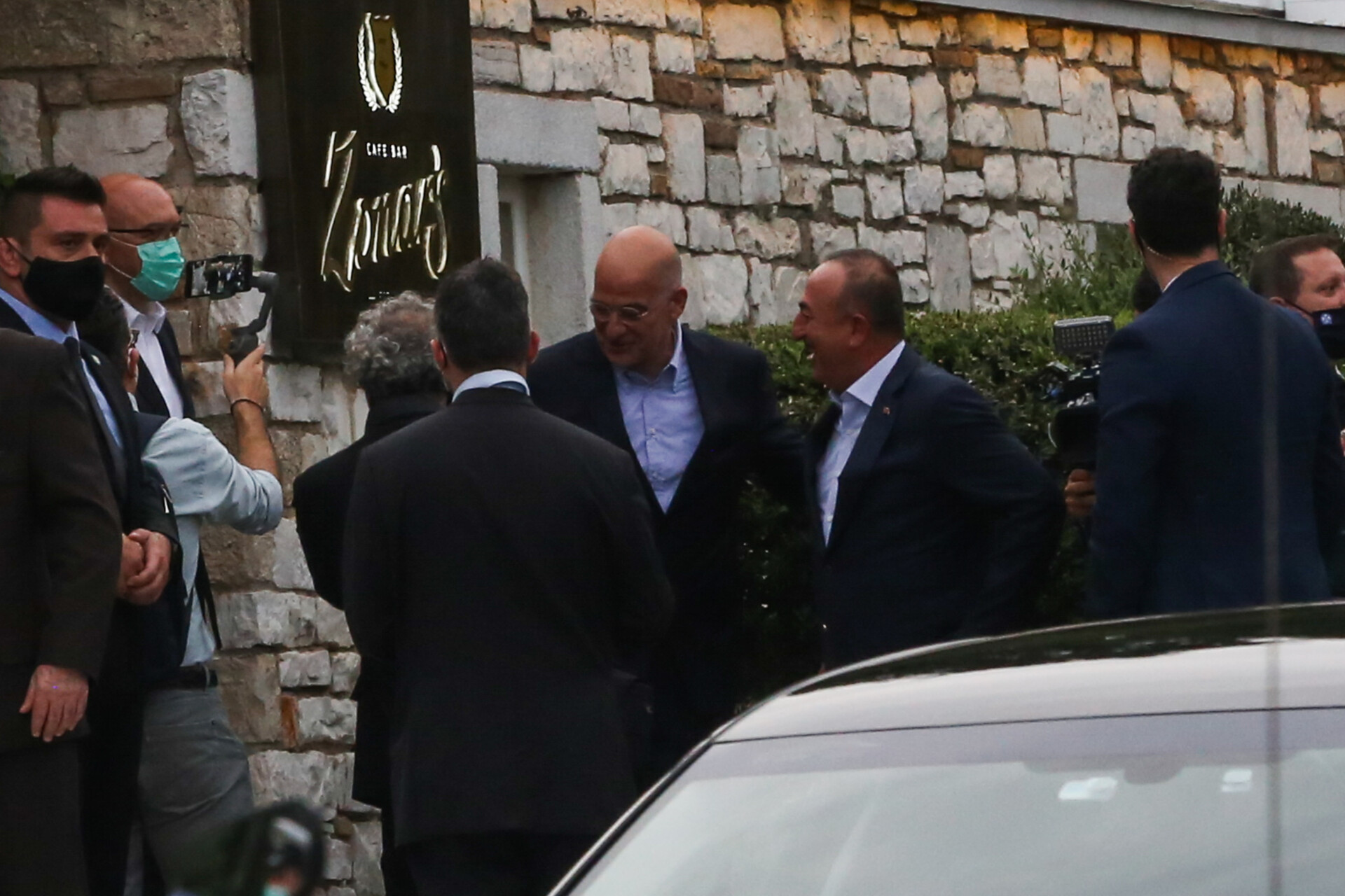 Ανεπίσημο δείπνο Δένδια με Τσαβούσογλου κάτω από την Ακρόπολη