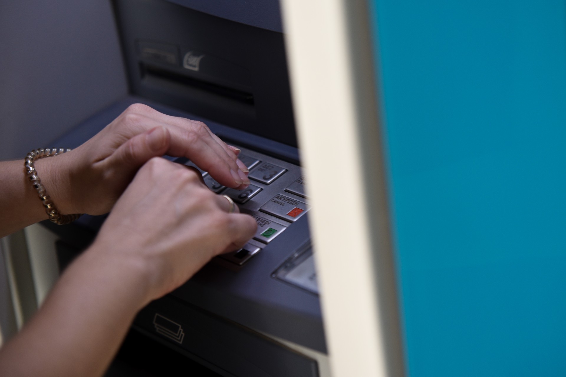 Το ωράριο των τραπεζών παραμονή Χριστουγέννων και Πρωτοχρονιάς
