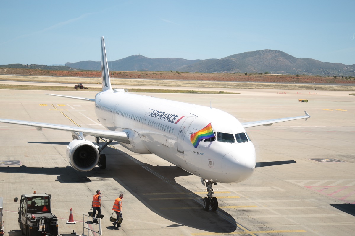 Air France: Δύο πτήσεις με τη σημαία του ουράνιου τόξου