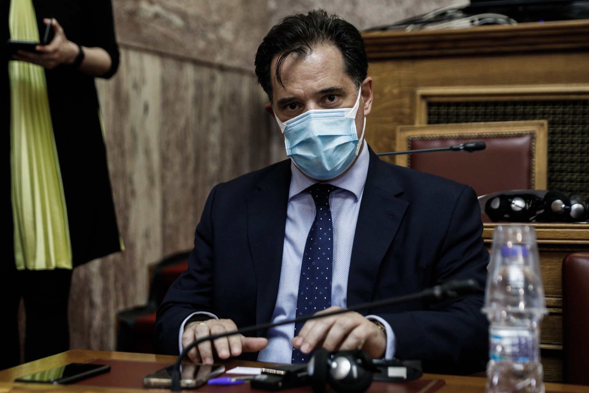 Ο φιλόμουσος Άδωνις, το Βόηθα Παναγιά της αγοράς και τα mails του Σκέρτσου που παράπεσαν