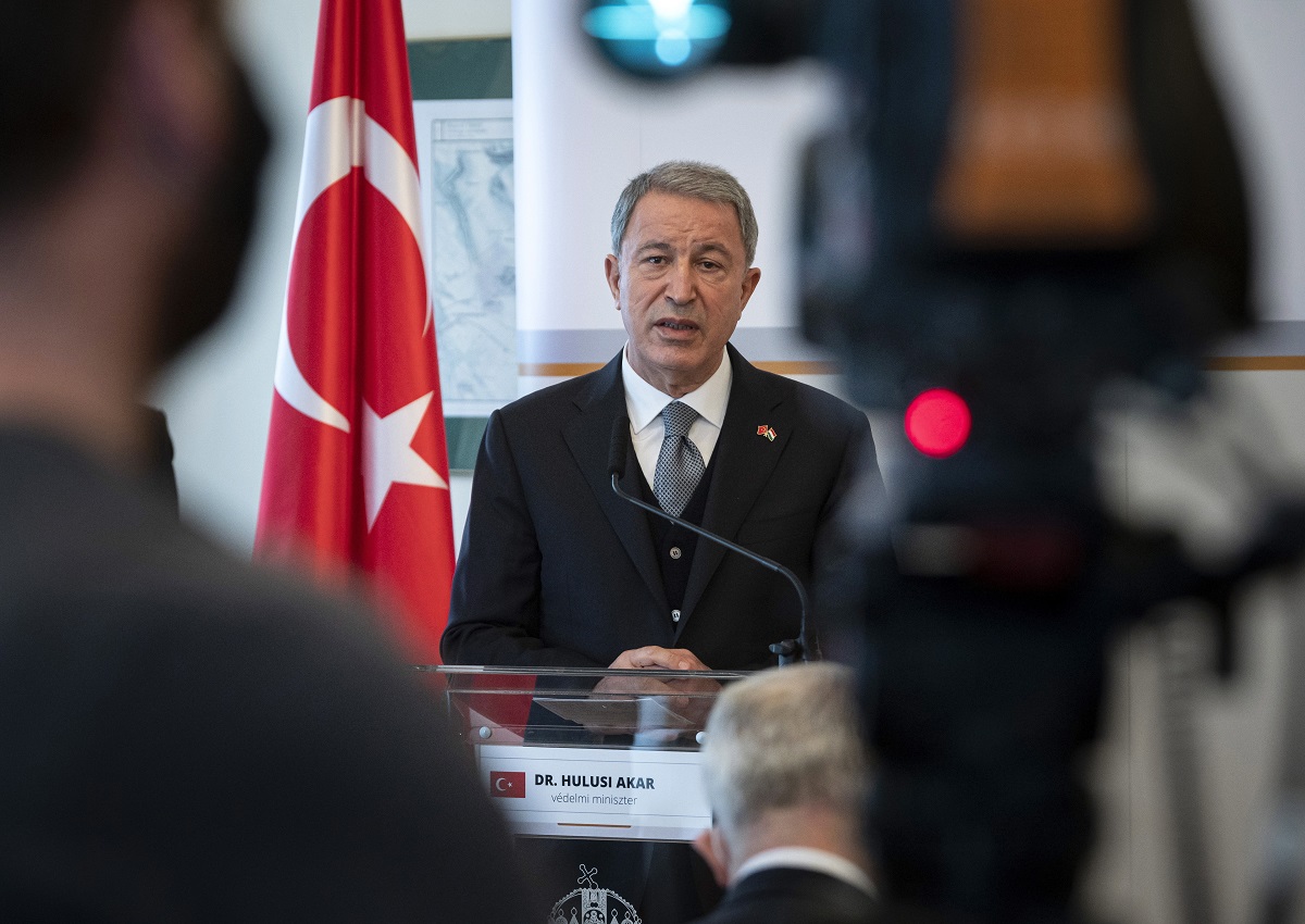 Ο Τούρκος υπουργός Άμυνας, Χουλουσί Ακάρ © EPA/Zsolt Szigetvary HUNGARY OUT