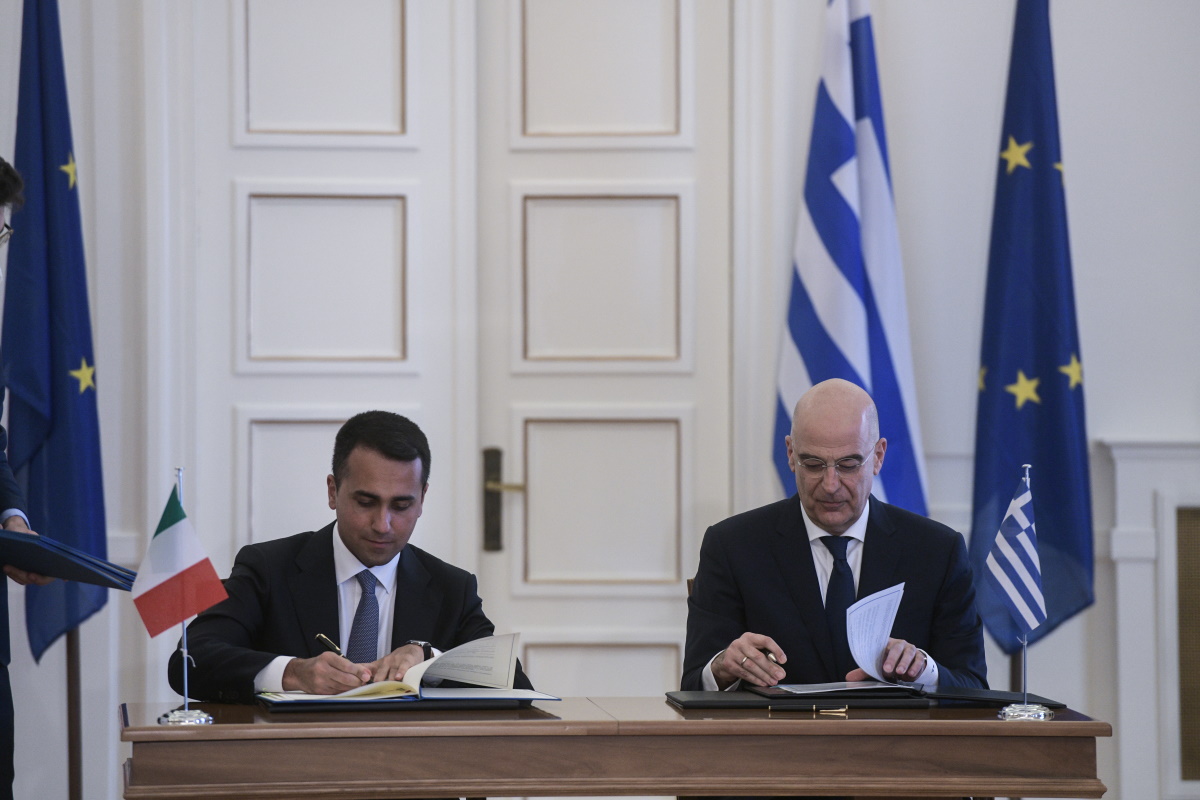 Eπίσημη η ιστορική συμφωνία Ελλάδας και Ιταλίας για ΑΟΖ