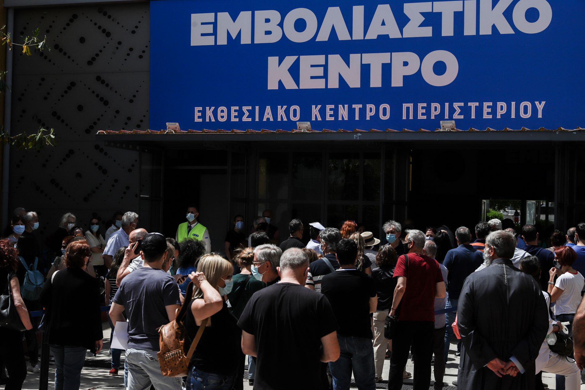 Οι ρήτρες στις συμβάσεις ΕΕ – AstraZeneca και τα κέρδη της Pfizer