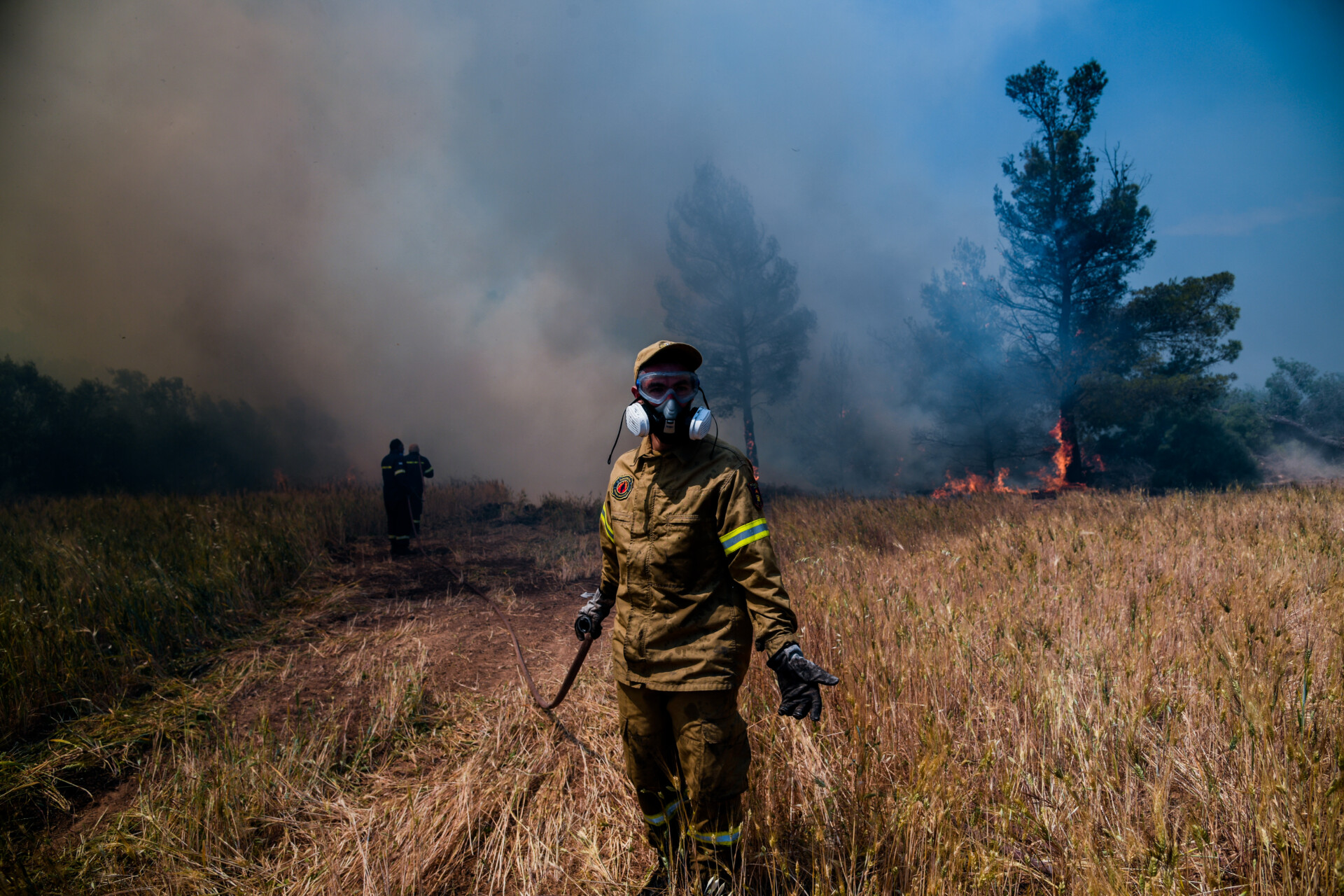 Πυροσβέστης σε δασική πυρκαγιά ©EUROKINISSI/ΜΙΧΑΛΗΣ ΚΑΡΑΓΙΑΝΝΗΣ