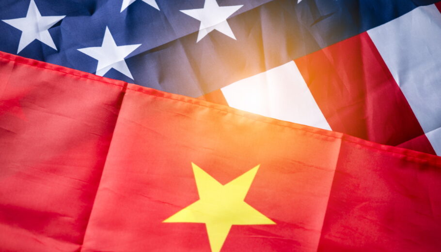 Οι σημαίες των ΗΠΑ και της Κίνας