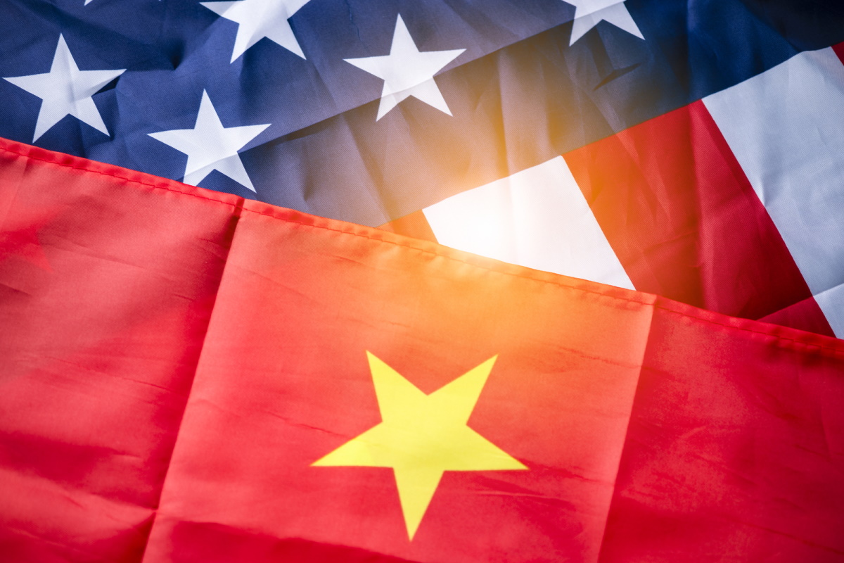 Οι σημαίες των ΗΠΑ και της Κίνας
