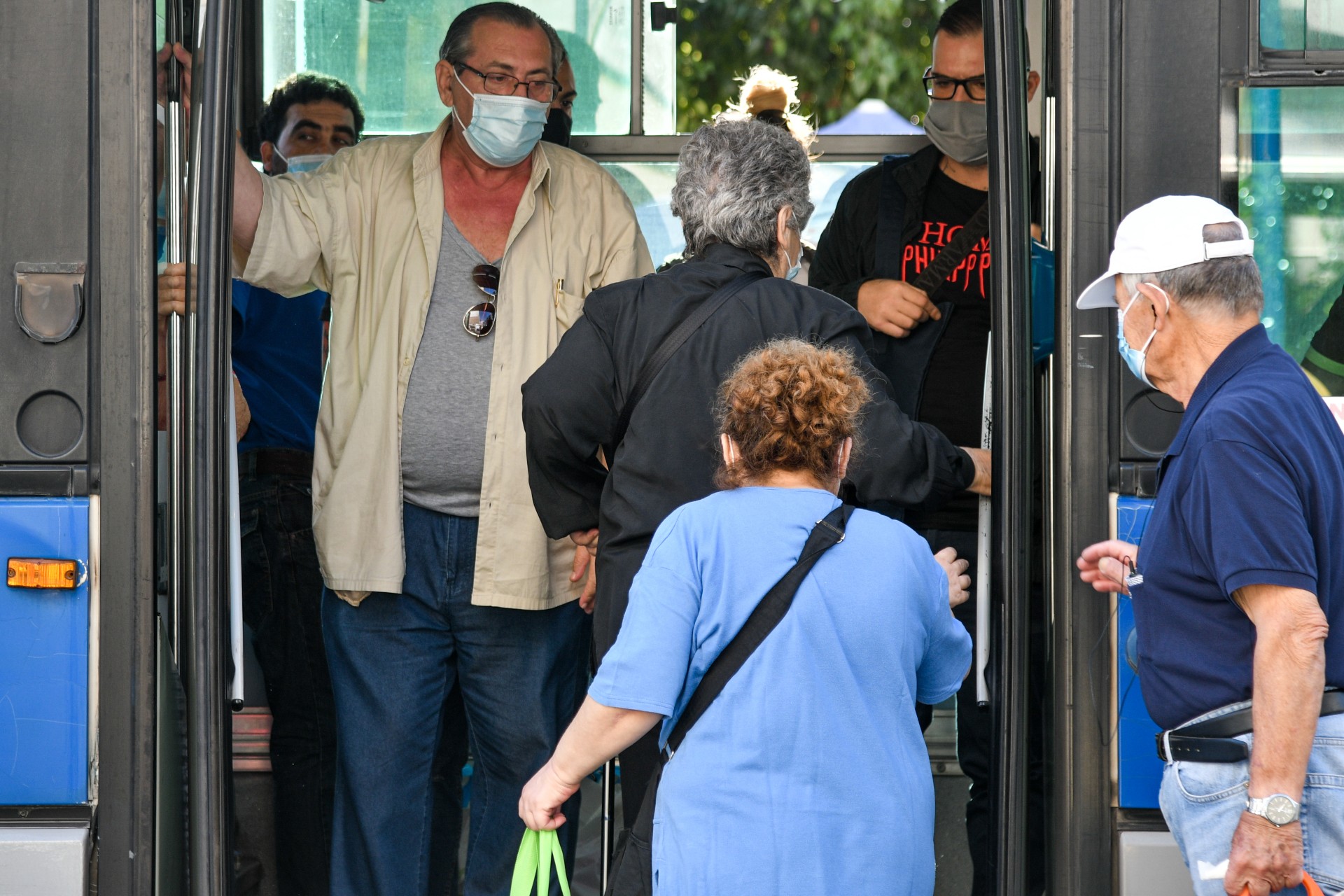 Επιστροφή στην κανονικότητα του συνωστισμού: Γεμάτα τα λεωφορεία