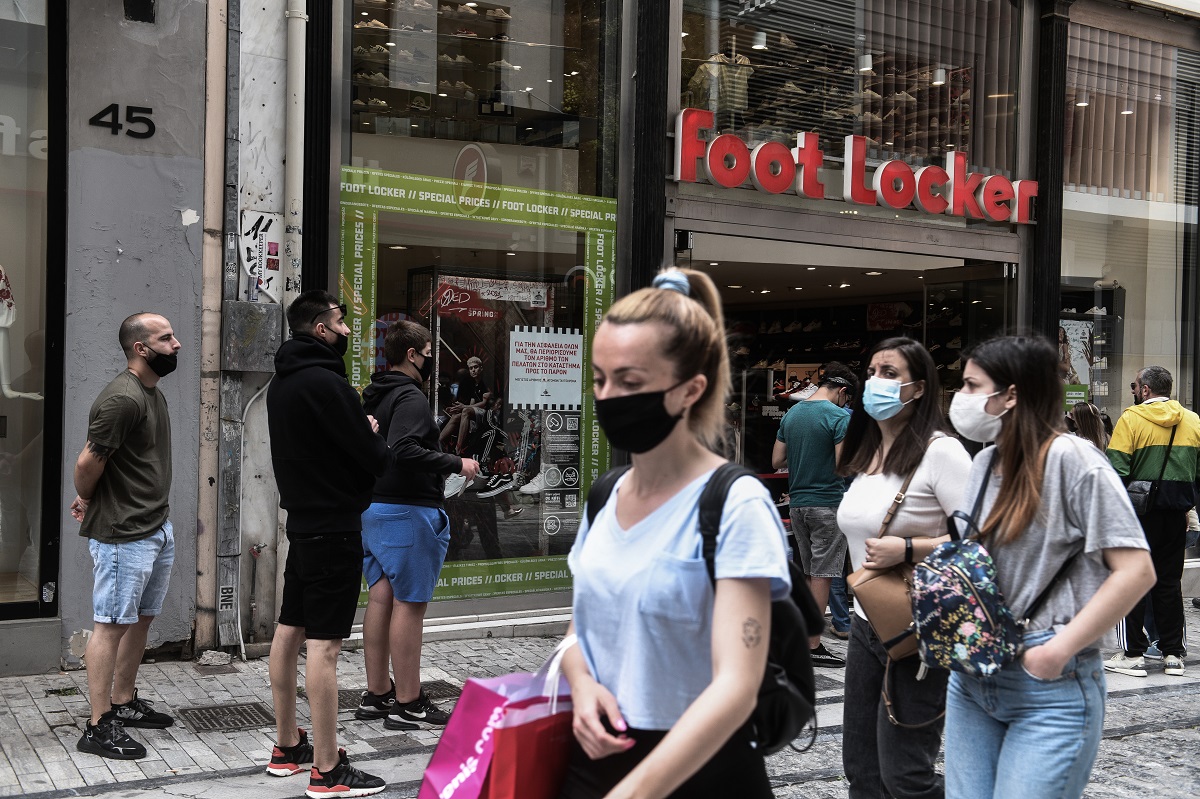 Ξεκινούν την Τρίτη οι ενδιάμεσες εκπτώσεις – Αισιόδοξοι οι καταστηματάρχες