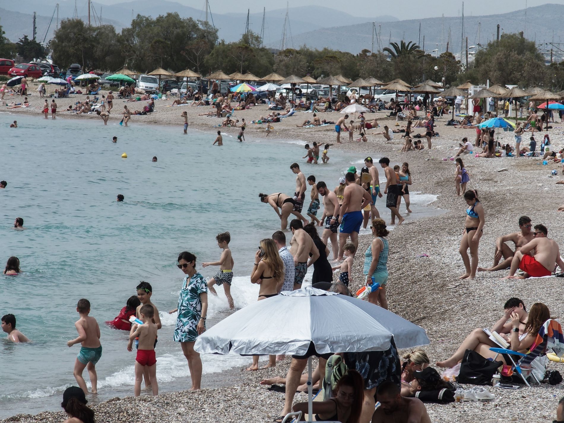Γεμάτες κόσμο οι παραλίες σε Αθήνα και Θεσσαλονίκη