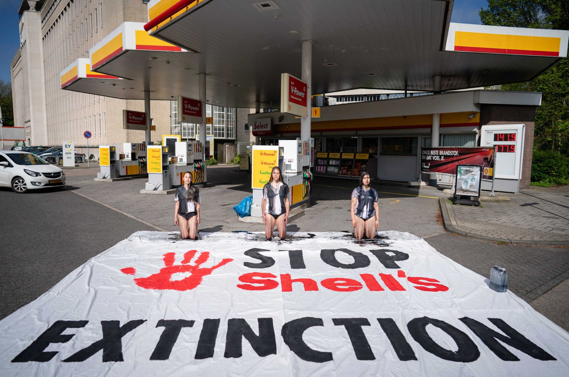 Shell: Δικαστικό ψαλίδι στις εκπομπές CO2 κατά 45% έως το 2030