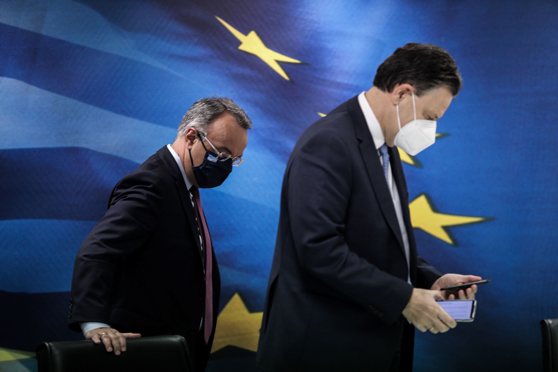 Τα πακέτα από τη Κομισιόν, η απροθυμία των τραπεζών και η άρση των πατεντών