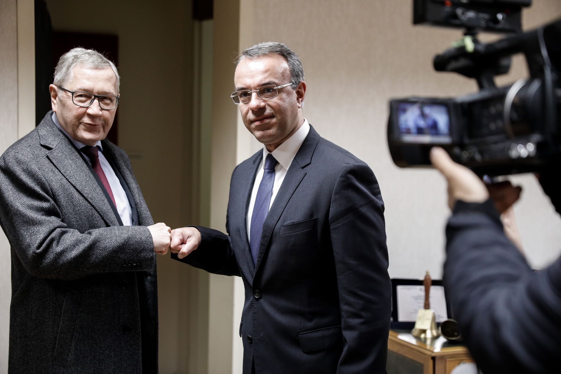 Η κουβέντα Σταϊκούρα – Ρέγκλινγκ για το 2022 και η αναμονή για τις προκαταβολές