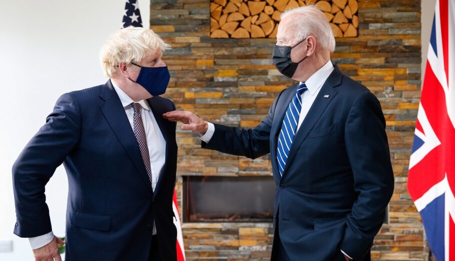 O Αμερικανός πρόεδρος Τζο Μπάιντεν και ο Βρετανός πρωθυπουργός Μπόρις Τζόνσον @EPA/Hollie Adams / POOL