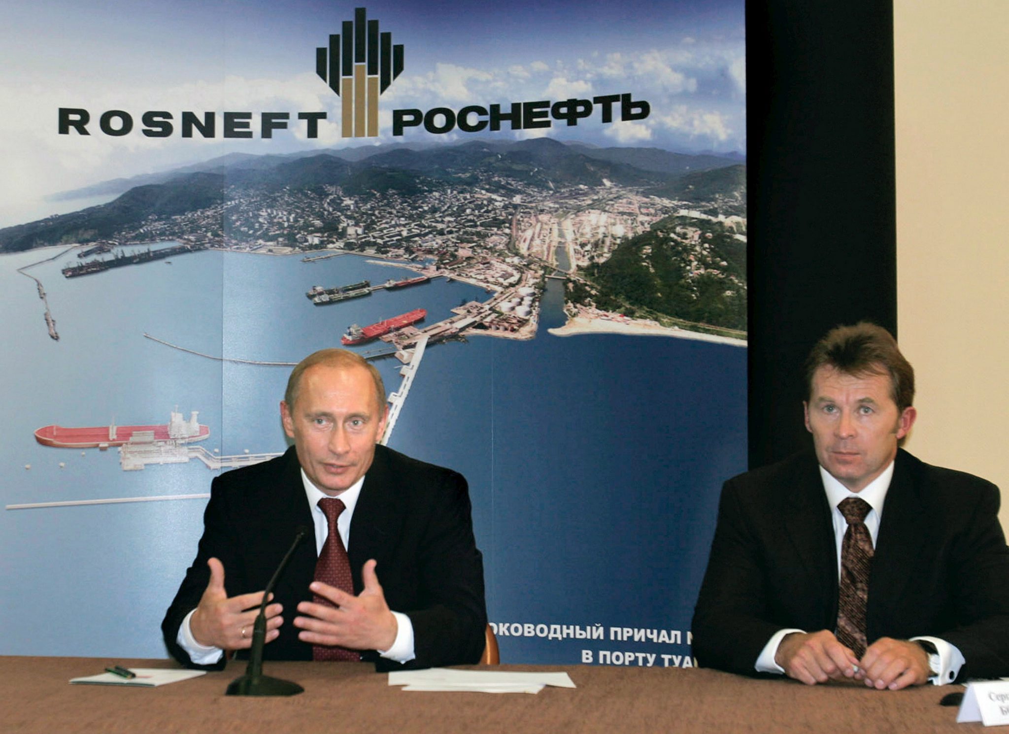 Ο Σέργκεϊ Μπογκνταντσίκοβ με τον Ρώσο πρόεδρος Βλαντίμιρ Πούτιν © EPA/PRESIDENTIAL PRESS SERVICE/ITAR-