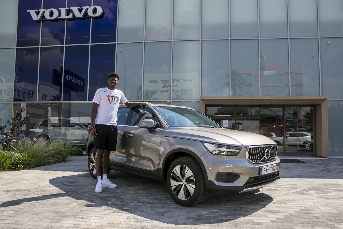 O Κώστας Αντετοκούνμπο οδηγεί Volvo