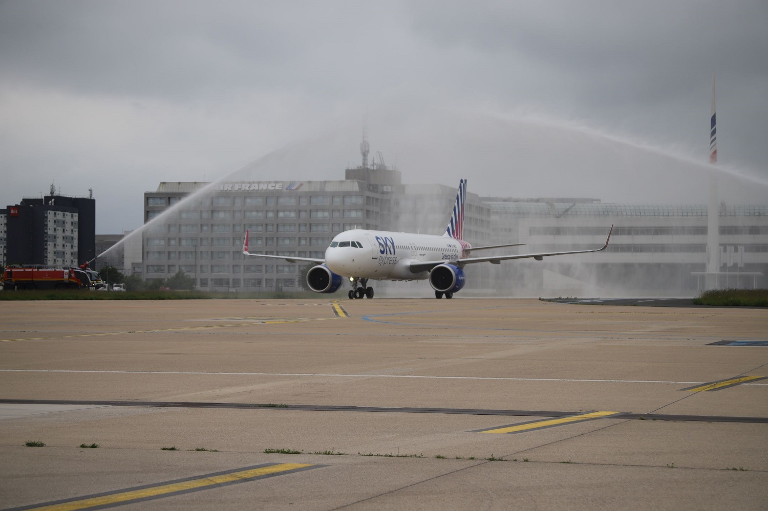 Η Sky Express ξεκίνησε τις απευθείας πτήσεις για Παρίσι