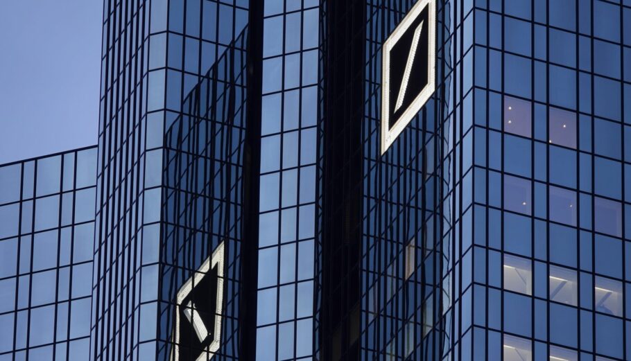 Τα κεντρικά της Deutsche Bank στη Φρανκφούρτη ©EPA/MAURITZ ANTIN