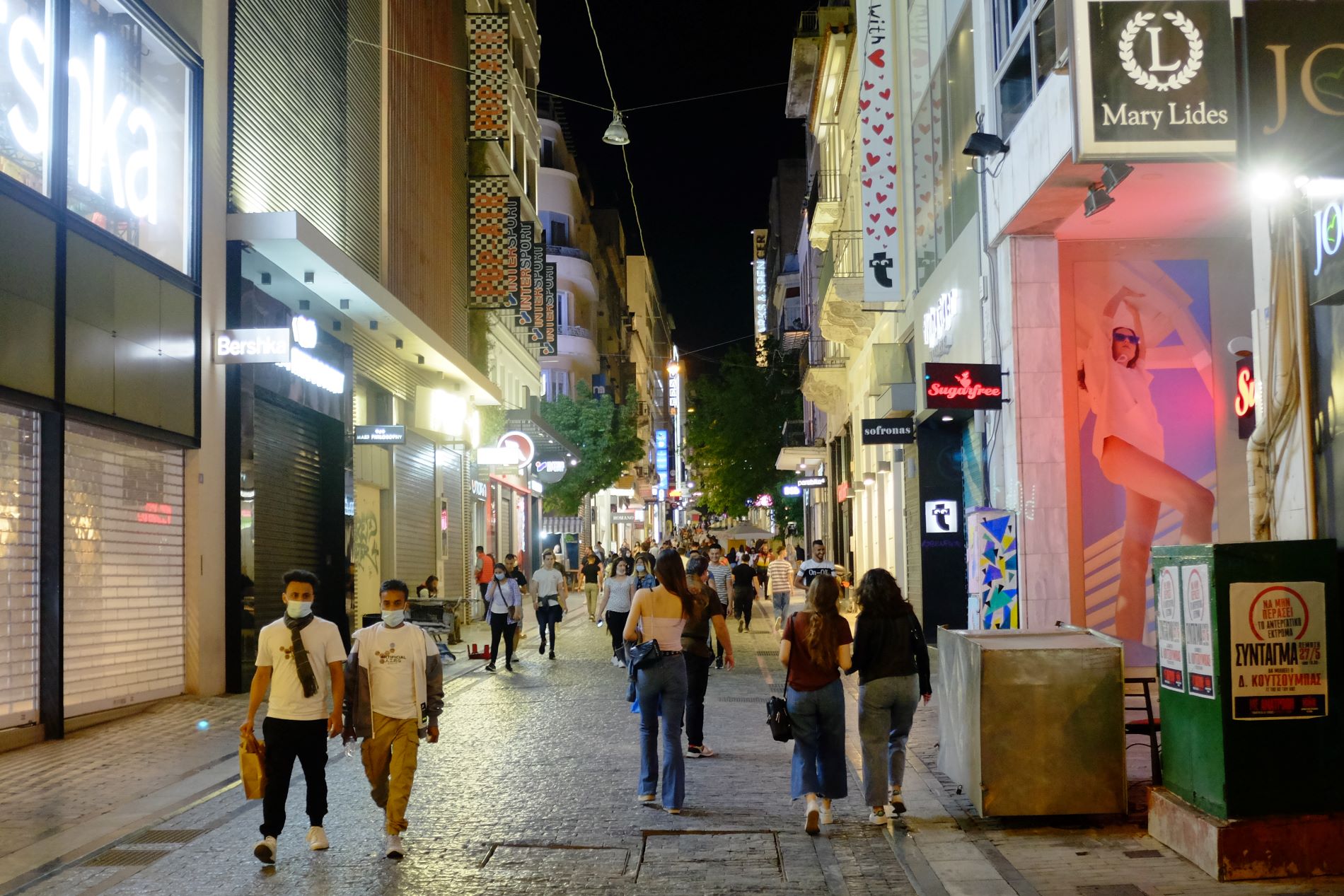 Τα χρυσά ενοίκια στην Ερμού, τα εργοτάξια στην Κρήτη και το τίμημα της ανάπτυξης