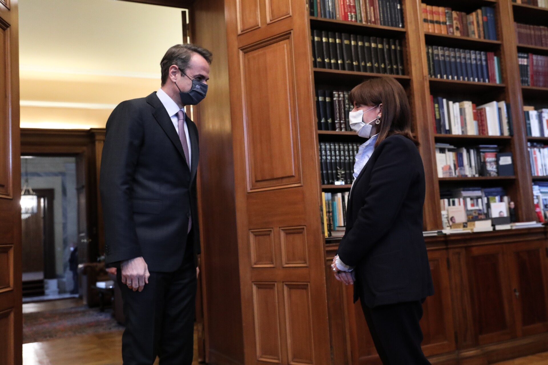 Συνάντηση Μητσοτάκη-Σακελλαροπούλου το πρωί της Τρίτης