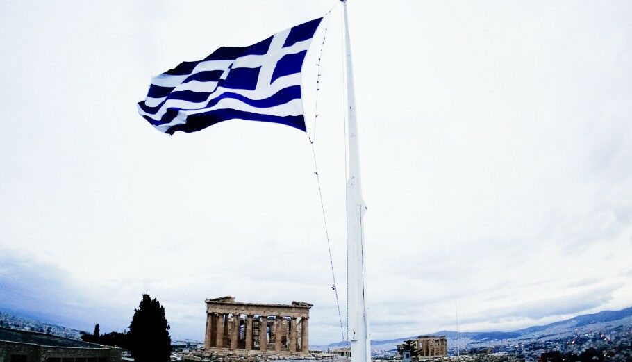 Ελληνική σημαία μπροστά από την Ακρόπολη © Eurokinissi