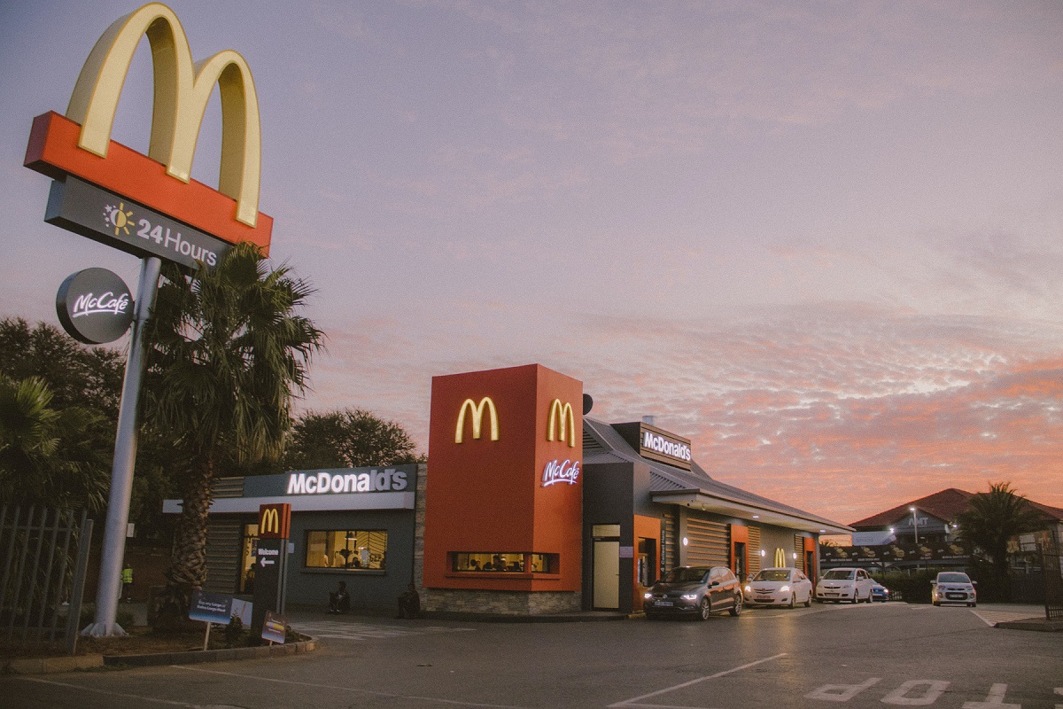 Στη Ρωσία το πρώτο McDonald’s για αυτοκίνητα με δεξιό κι αριστερό τιμόνι