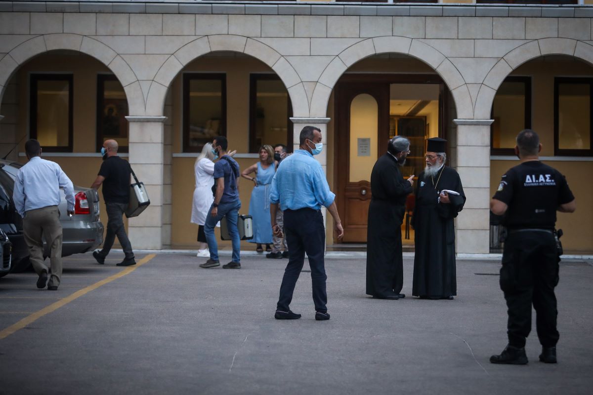Στον εισαγγελέα ο ιερέας που έριξε βιτριόλι σε μητροπολίτες και αστυνομικό