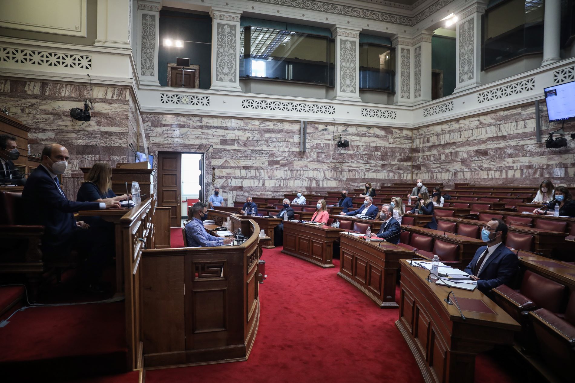 Εργασιακό: Η μάχη των μαχών ξεκίνησε… από τα αποδυτήρια