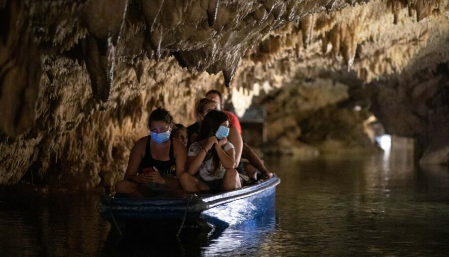 Άνοιξαν και πάλι για τους επισκέπτες τα Σπήλαια Διρού