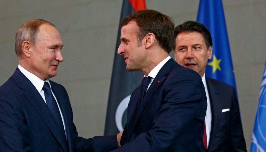 Ο Βλαντιμίρ Πούτιν και ο Εμάνουελ Μακρόν © EPA/OMER MESSINGER