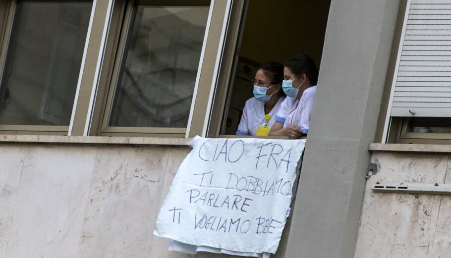 Εργαζόμενοι στο νοσοκομείο Τζεμέλι όπου υποβλήθηκε σε επέμβαση ο Ποντίφικας, αποχαιρετούν τον πάπα Φραγκίσκο © EPA/ANGELO CARCONI