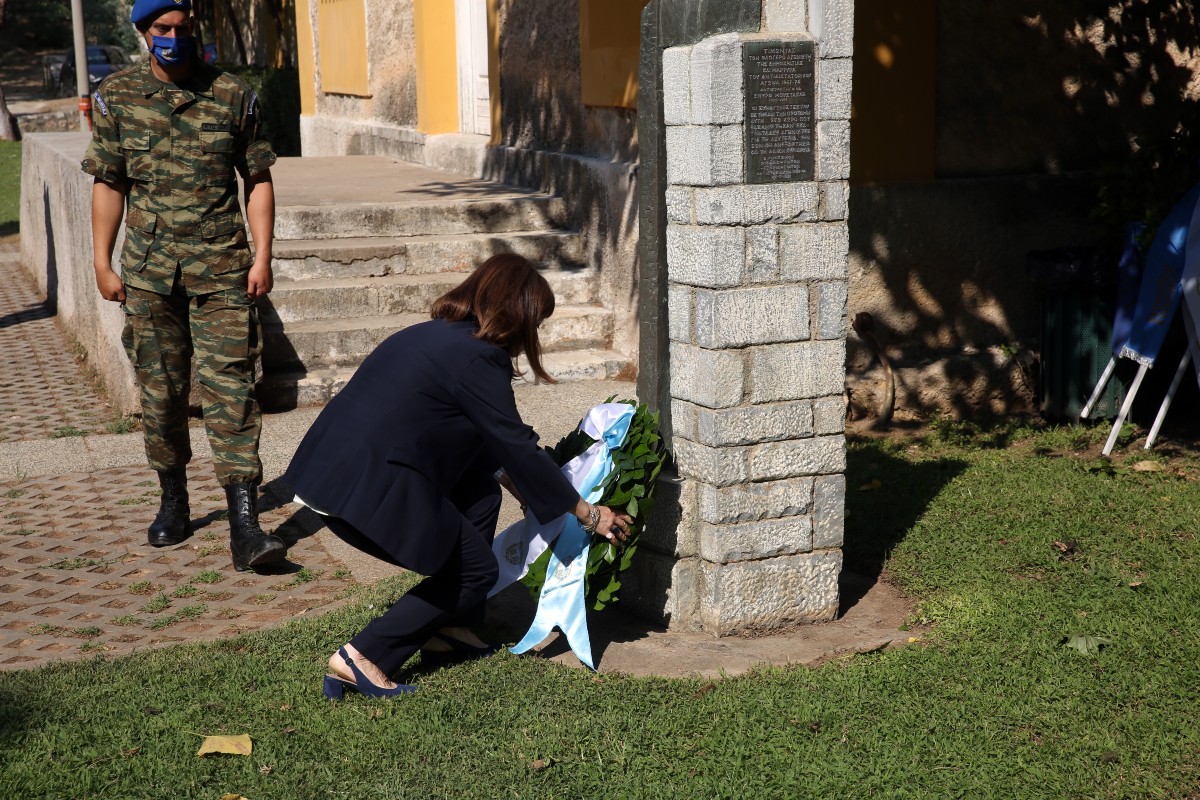 Σακελλαροπούλου: Κατέθεσε στεφάνι στα πρώην κρατητήρια ΕΑΤ – ΕΣΑ