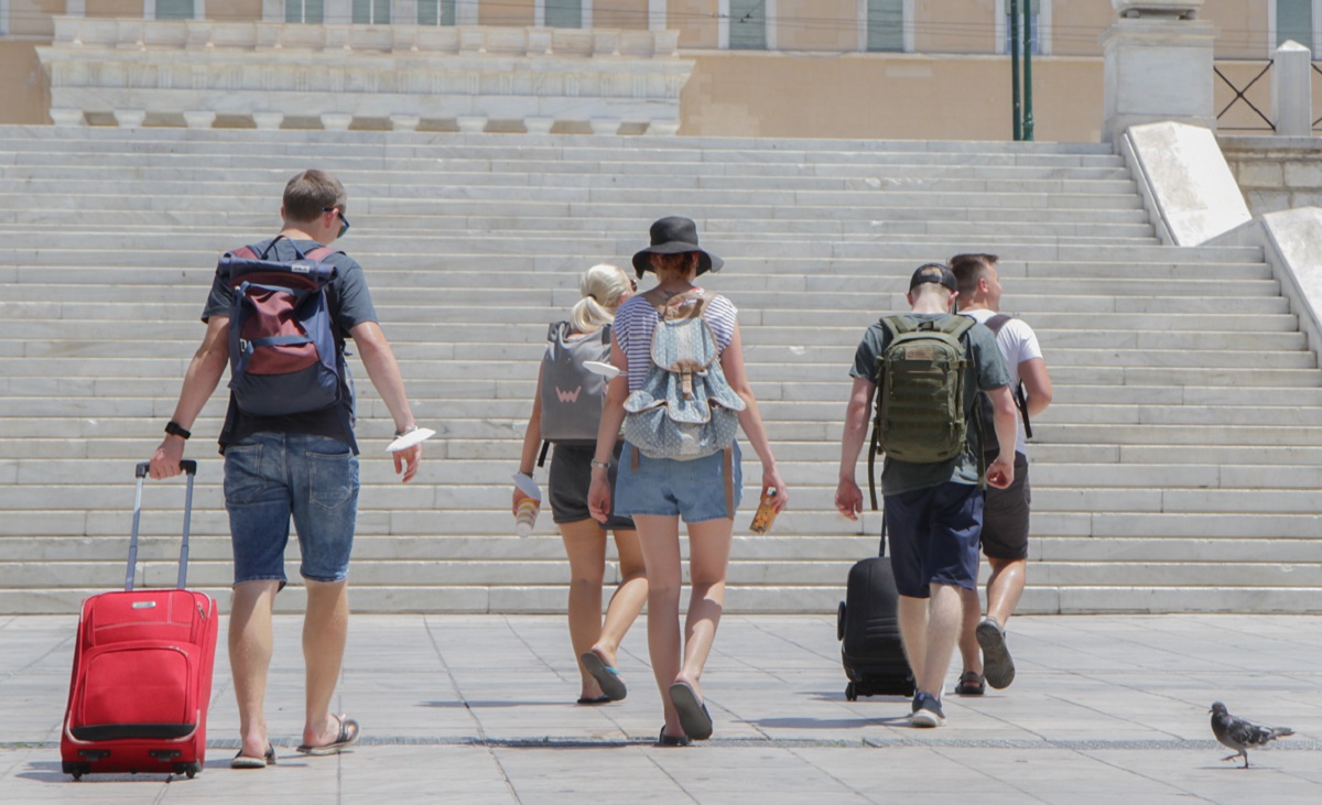 Σε κλοιό καύσωνα η χώρα: Έως 43 βαθμούς ο υδράργυρος