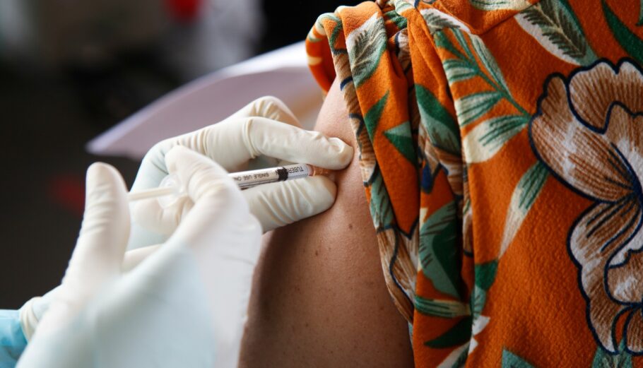 Εμβολιασμός με το κινεζικό εμβόλιο CoronaVac © EPA/NARONG SANGNAK