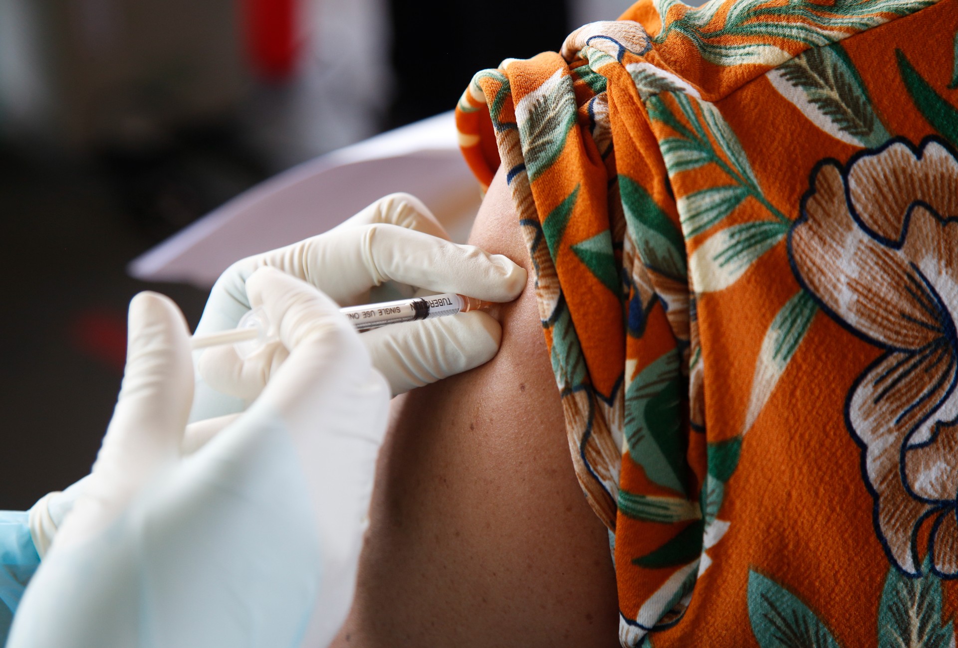 Εμβολιασμός με το κινεζικό εμβόλιο CoronaVac © EPA/NARONG SANGNAK