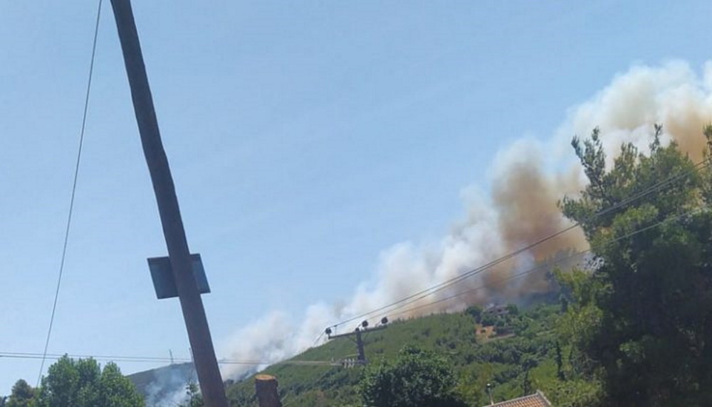 Μεγάλη φωτιά βρίσκεται σε εξέλιξη στον Βαρνάβα Αττικής