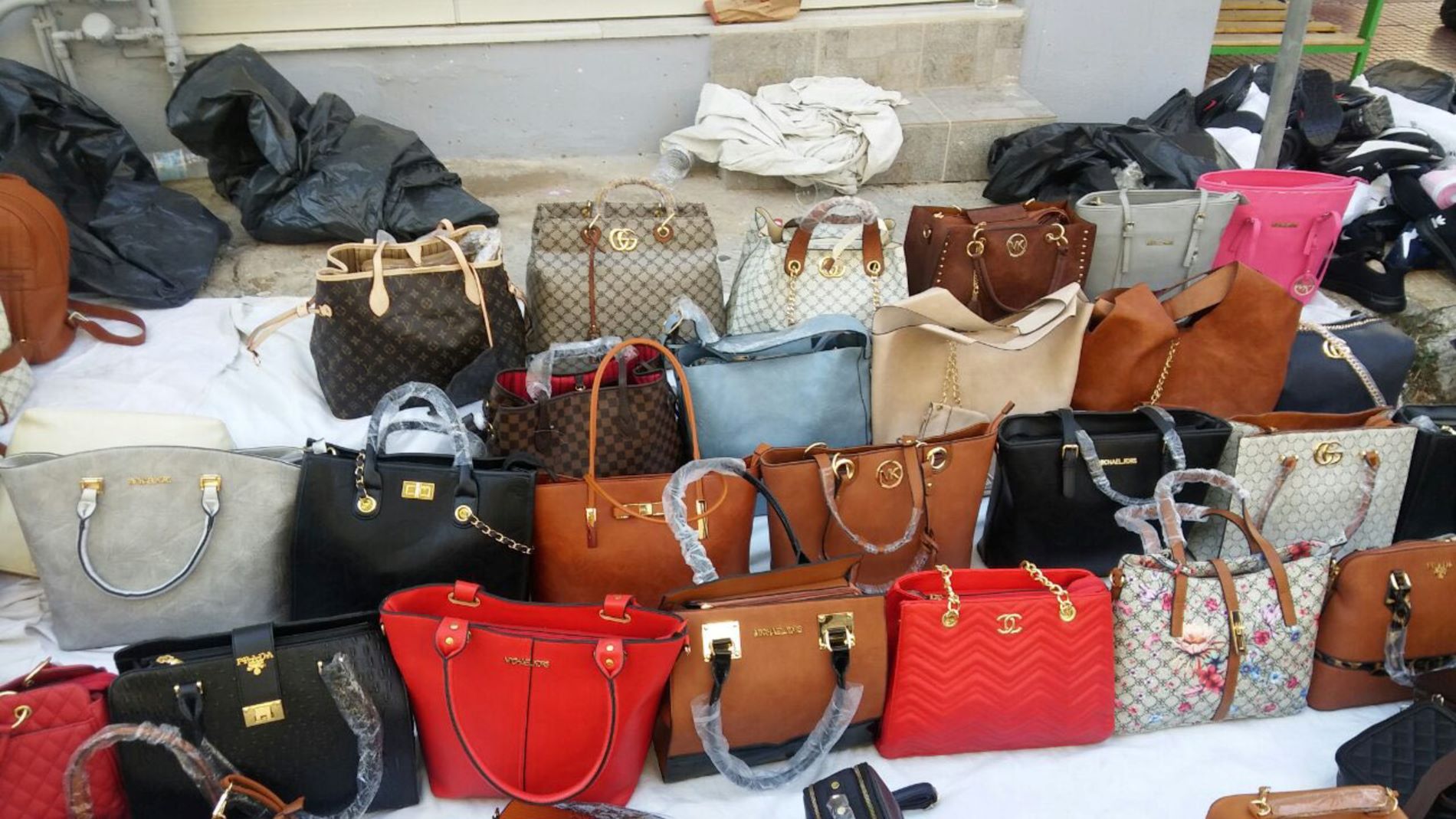 Μελέτη: Το 15% των Ελλήνων αγοράζει σκοπίμως προϊόντα μαϊμού