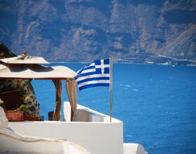 Μια ανάσα από τοπικό lockdown Μύκονος, Πάρος, Σαντορίνη ...