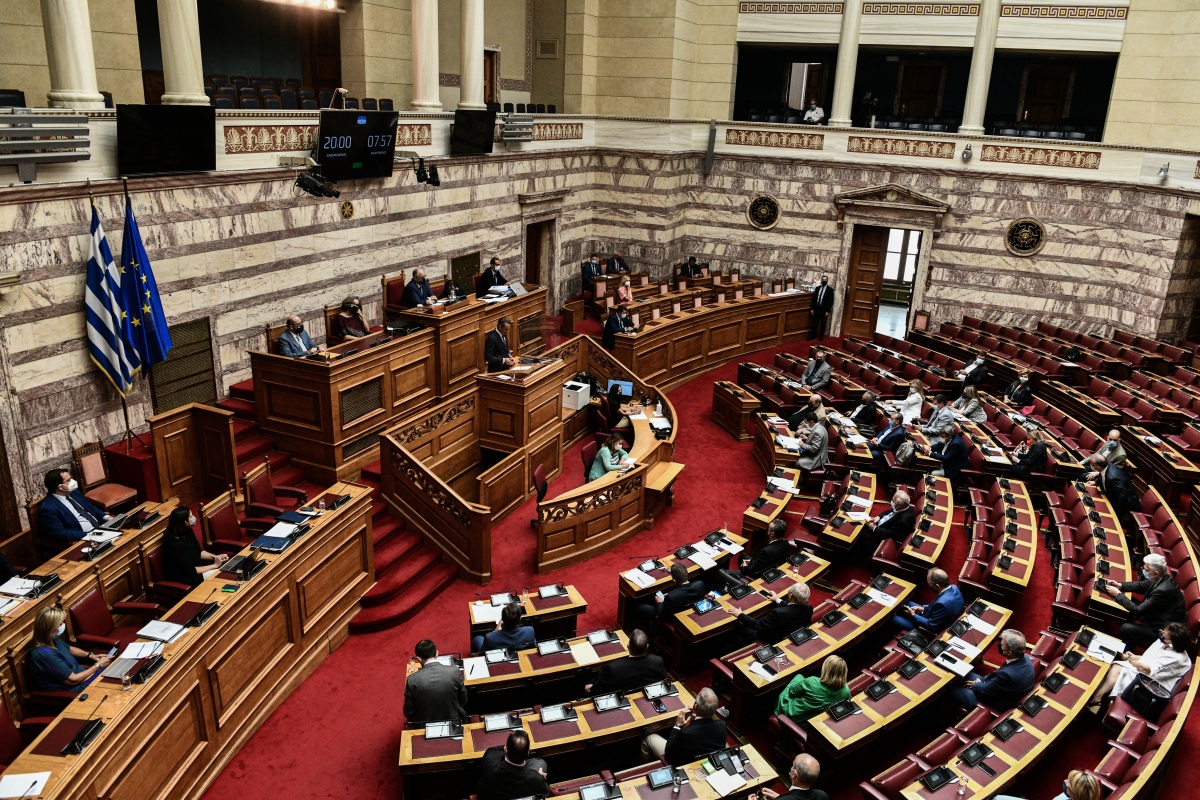 Βουλή: Συζήτηση για σύσταση εξεταστικής για δημοσκοπήσεις και κονδύλια