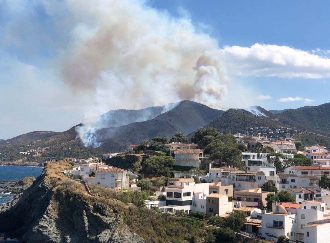 Πυρκαγιά κατακαίει φυσικό πάρκο στην Καταλονία ©Twitter