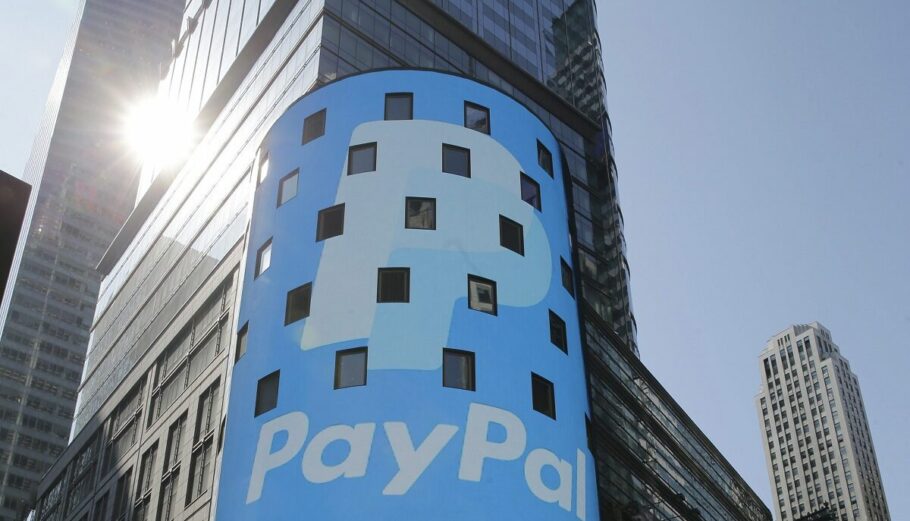 Λογότυπο PayPal στο πλάι του ψηφιακού πίνακα στην Times Square στη Νέα Υόρκη ©EPA/ANDREW GOMBERT