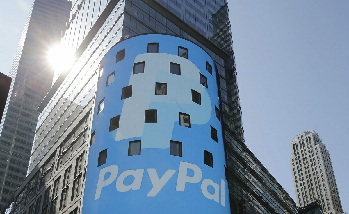 Λογότυπο PayPal στο πλάι του ψηφιακού πίνακα στην Times Square στη Νέα Υόρκη ©EPA/ANDREW GOMBERT
