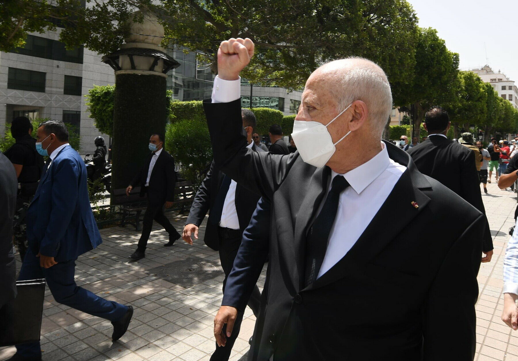 O Kais Saied διακρίνεται σε φωτογραφίες να περπατά την 1η Αυγούστου, λίγες ημέρες αφότου ανέτρεψε το πολίτευμα και να χαιρετά οπαδούς του © EPA/PRESIDENCY OF TUNISIA HANDOUT HANDOUT EDITORIAL USE ONLY/NO SALES