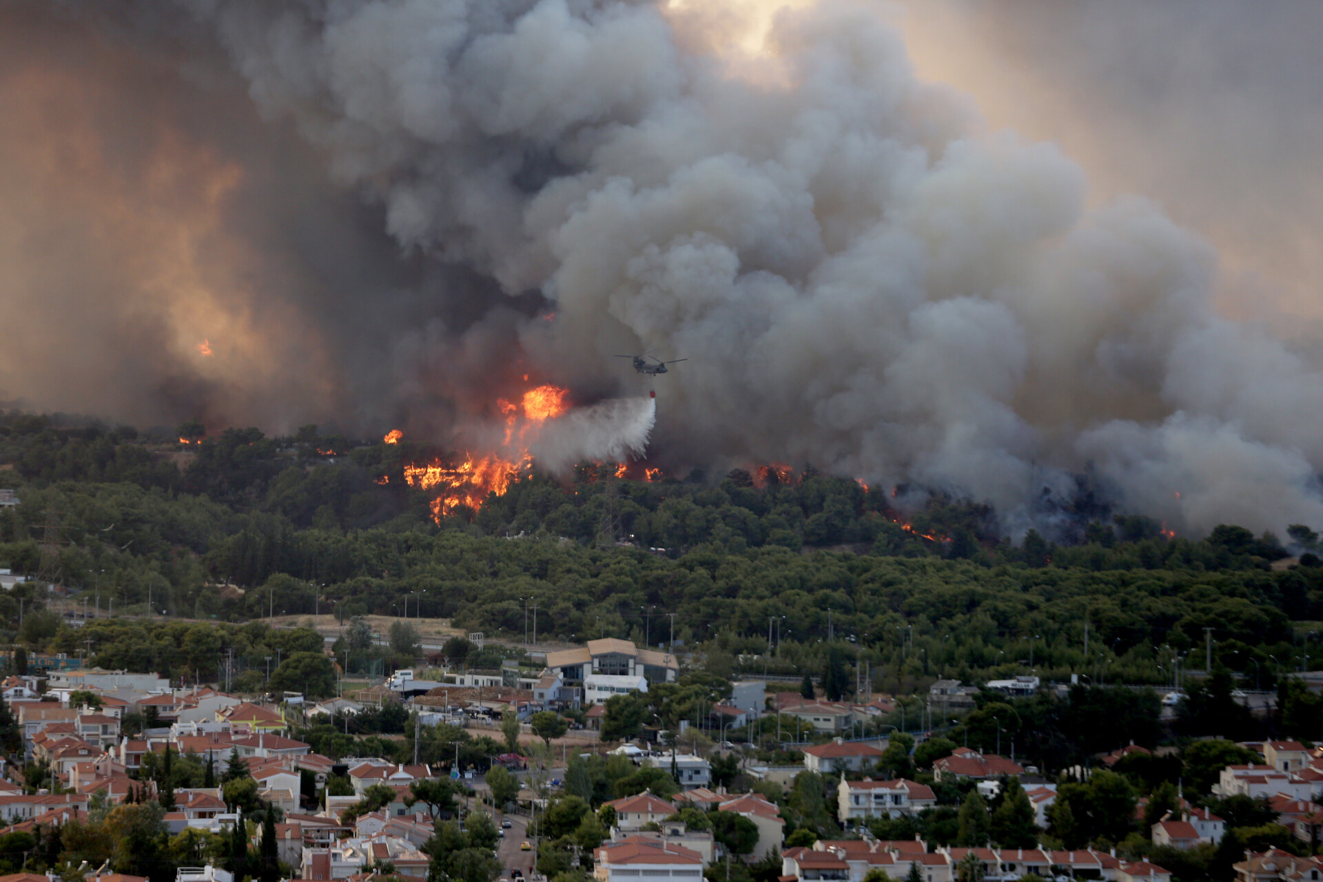 Φωτιά στη Βαρυμπόμπη: Εκκενώνονται Ολυμπιακό Χωριό- Θρακομακεδόνες