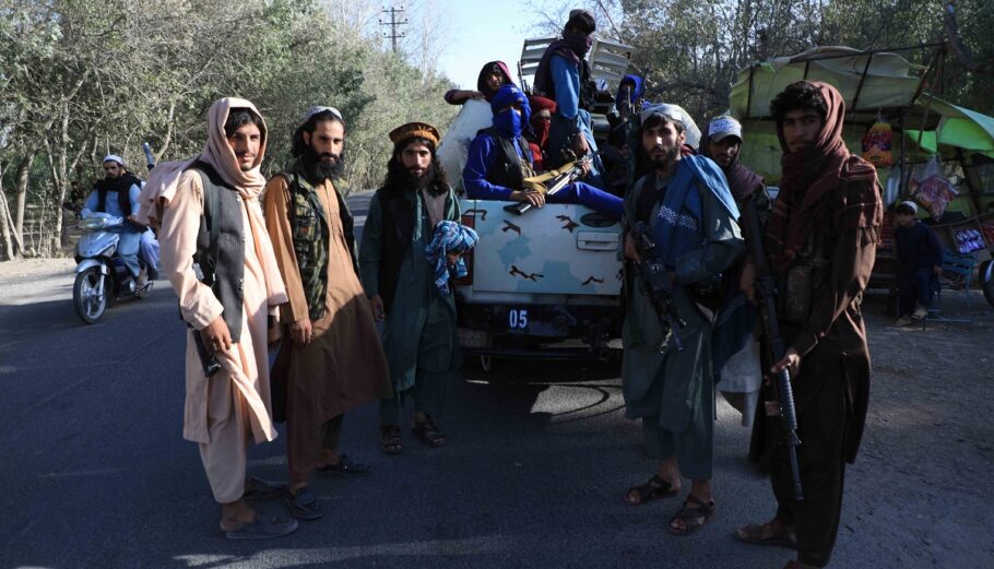 Στα χέρια των Ταλιμπάν το Αφγανιστάν – Τρόπο διαφυγής αναζητούν χιλιάδες πολίτες ©EPA/STRINGER